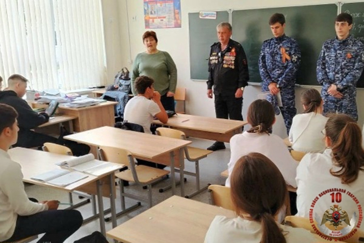 Росгвардейцы провели для школьников круглый стол в преддверии Дня Победы