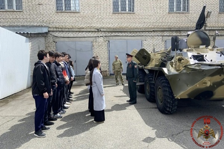 В Карачаево-Черкесии росгвардейцы провели для школьников День открытых дверей