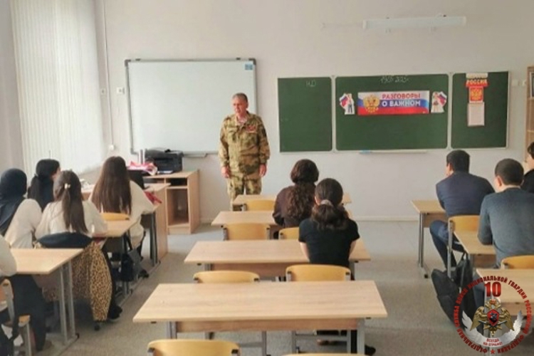 Ветеран Росгвардии встретился со школьниками Карачаевского района 