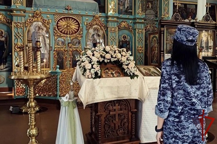 В Карачаево-Черкесии росгвардейцы почтили память апостолов Петра и Павла в Никольском соборе 