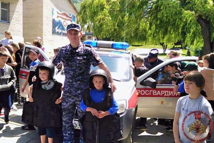Росгвардейцы встретились со школьниками, отдыхающими в оздоровительном лагере Теберды