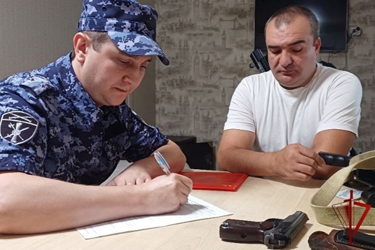 Росгвардейцы провели выездные проверки владельцев оружия в городе Черкесске