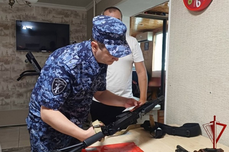Росгвардейцы провели выездные проверки владельцев оружия в городе Черкесске