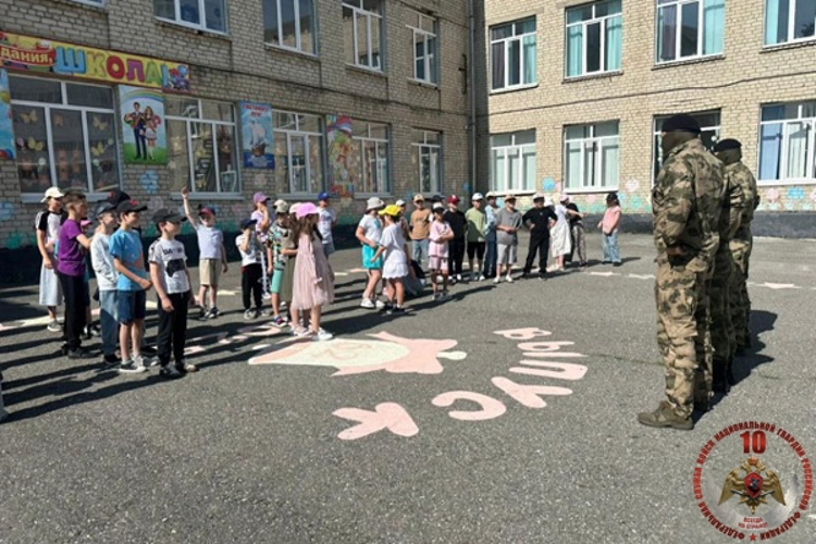 Росгвардейцы провели для школьников Карачаево-Черкесии спортивное мероприятие в рамках акции «Каникулы с Росгвардией»