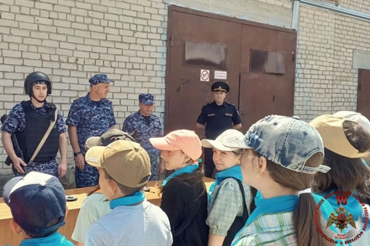 Росгвардейцы продолжают участвовать в ведомственной акции «Каникулы с Росгвардией»