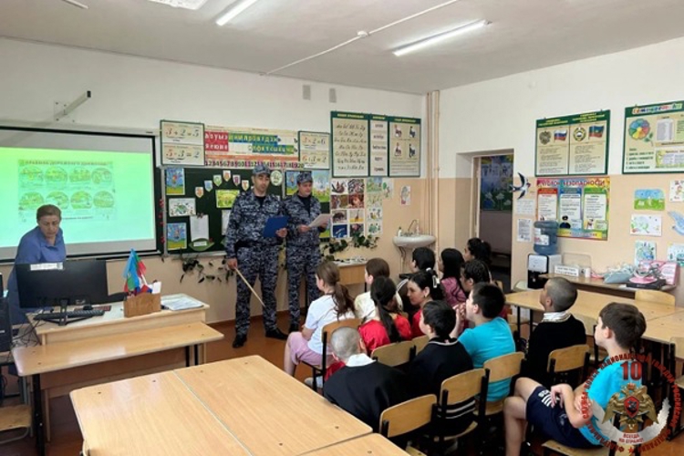 Встреча росгвардейцев со школьниками региона прошла в Карачаево-Черкесии    