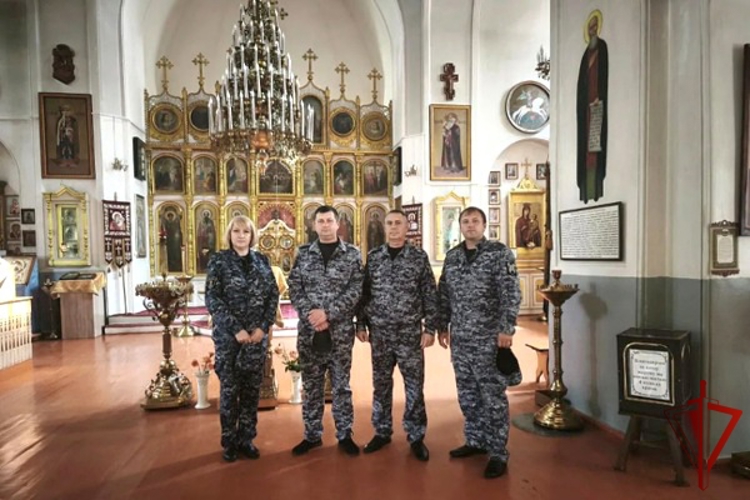 В Карачаево-Черкесии сотрудники Росгвардии приняли участие в праздничном богослужении