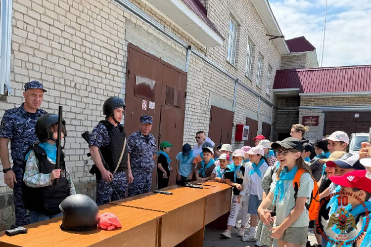День открытых дверей для школьников Черкесска провели росгвардейцы