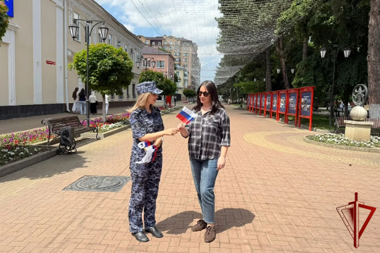 В Черкесске сотрудники Росгвардии присоединились к всероссийской акции «Цвета Родины»