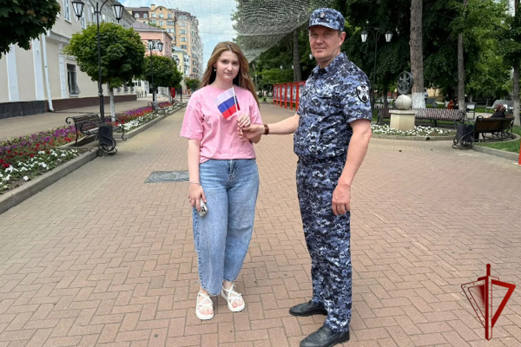 В Черкесске сотрудники Росгвардии присоединились к всероссийской акции «Цвета Родины»