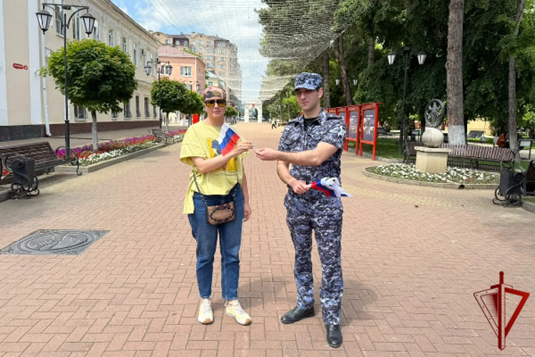 В Черкесске сотрудники Росгвардии присоединились к всероссийской акции «Цвета Родины»