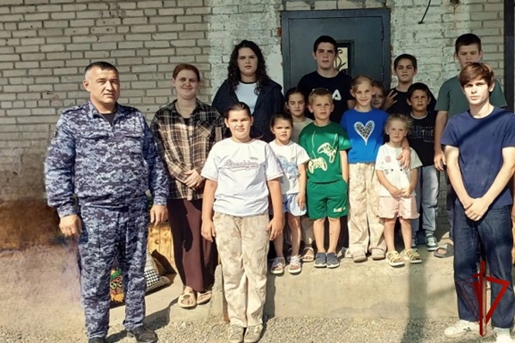 В Карачаево-Черкесии росгвардейцы поздравили школьников из многодетной семьи с Днём знаний