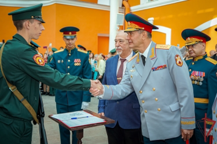 В Санкт-Петербурге заместитель директора Росгвардии поздравил первокурсников Военной академии Росгвардии с принятием Военной присяги 