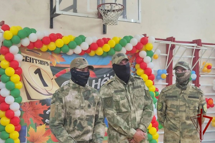 Сотрудники Росгвардии поздравили школьников Карачаево-Черкесии с Днём знаний