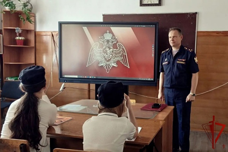 Офицер Росгвардии провёл урок Мужества со школьниками Карачаево-Черкесии   