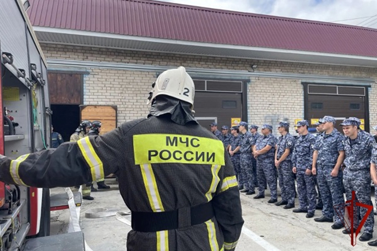 Сотрудники Росгвардии и МЧС провели совместное пожарно-тактическое занятие в Карачаево-Черкесии