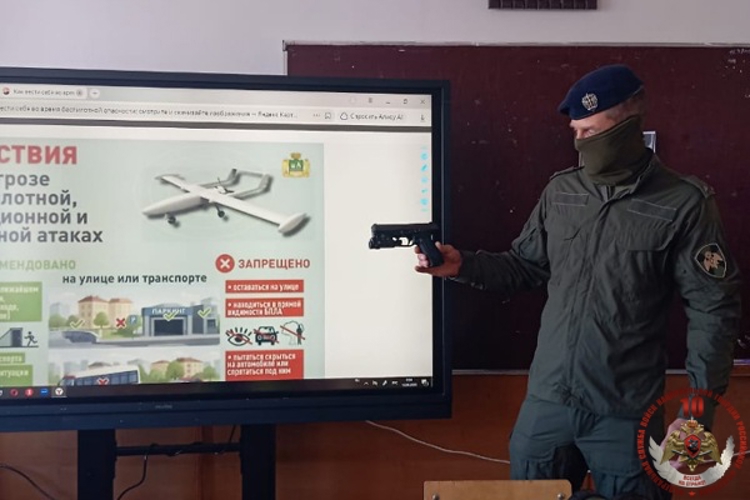 В Карачаево-Черкесии бойцы СОБР Росгвардии встретились со школьниками региона