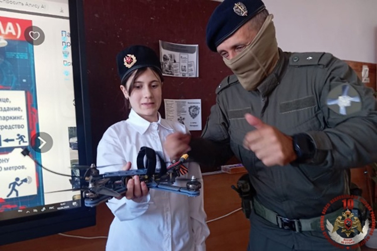 В Карачаево-Черкесии бойцы СОБР Росгвардии встретились со школьниками региона