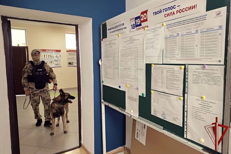 В Карачаево-Черкесии сотрудники ОМОН обследуют избирательные участки