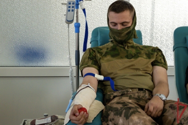 Военнослужащие Росгвардии в ЛНР пополнили банк донорской крови для пострадавших от атак украинских БПЛА