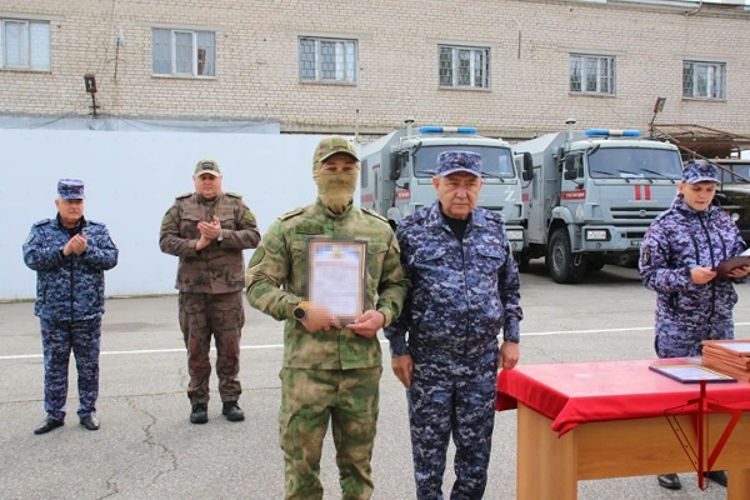 В Карачаево-Черкесии поздравили сотрудников ОМОН с профессиональным праздником