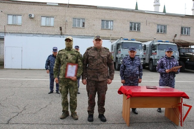 В Карачаево-Черкесии поздравили сотрудников ОМОН с профессиональным праздником