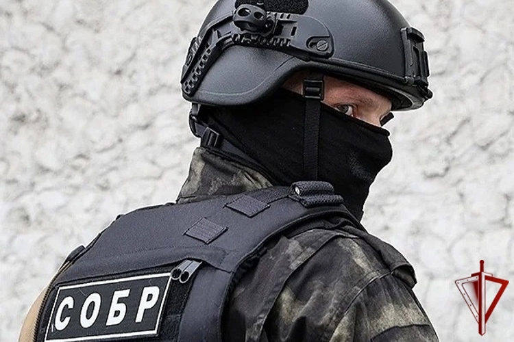 В Черкесске при силовой поддержке СОБР Росгвардии задержан подозреваемый в незаконном обороте оружия 