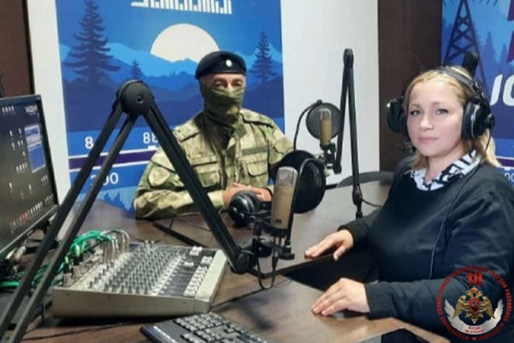 В Карачаево-Черкесии офицер ОМОН стал гостем ведомственной радиорубрики