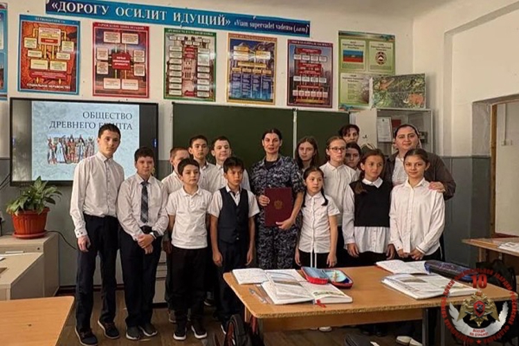 Сотрудники вневедомственной охраны Усть-Джегутинского района провели «Разговоры о важном» с учениками Лицея № 1