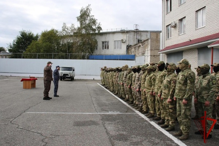 В Карачаево-Черкесии поздравили сотрудников ОМОН с профессиональным праздником