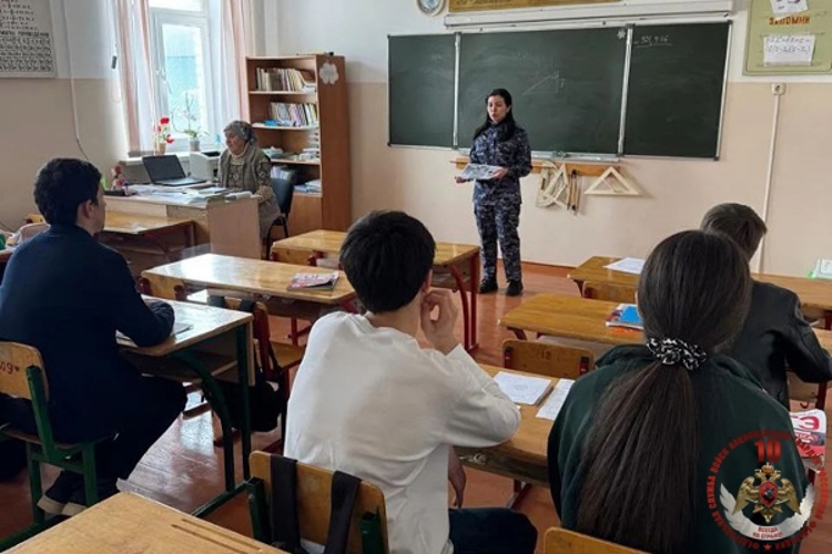 Росгвардейцы Карачаево-Черкесии провели тематическую встречу с учащимися школы села Учкекен