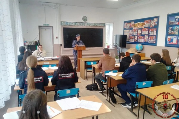 В Карачаево-Черкесии росгвардейцы провели профориентационную встречу со студентами колледжа «Профессионал»