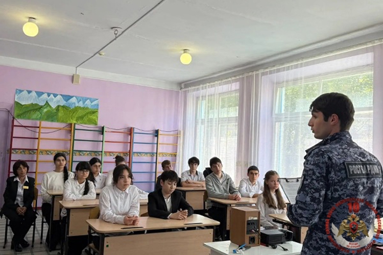 Росгвардейцы Карачаево-Черкесии провели тематическую встречу со школьниками региона