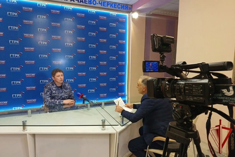 В Карачаево-Черкесии начальник Центра лицензионно-разрешительной работы дал интервью региональному телеканалу