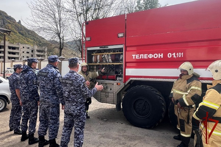 Сотрудники Росгвардии Карачаево-Черкесии провели совместное с МЧС пожарно-тактическое занятие