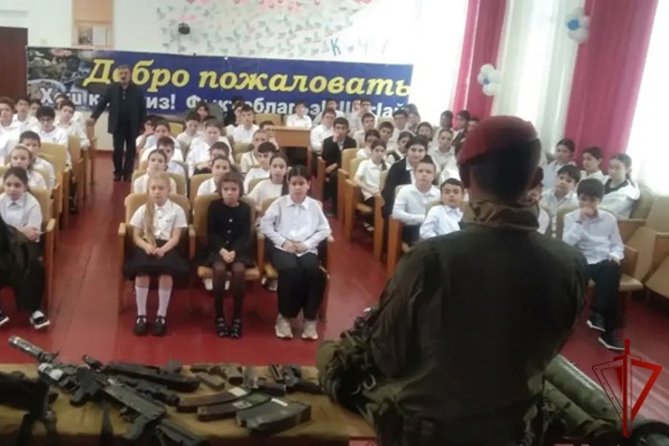 Сотрудники СОБР «Клинок» Росгвардии провели «Разговоры о важном» со школьниками Черкесска