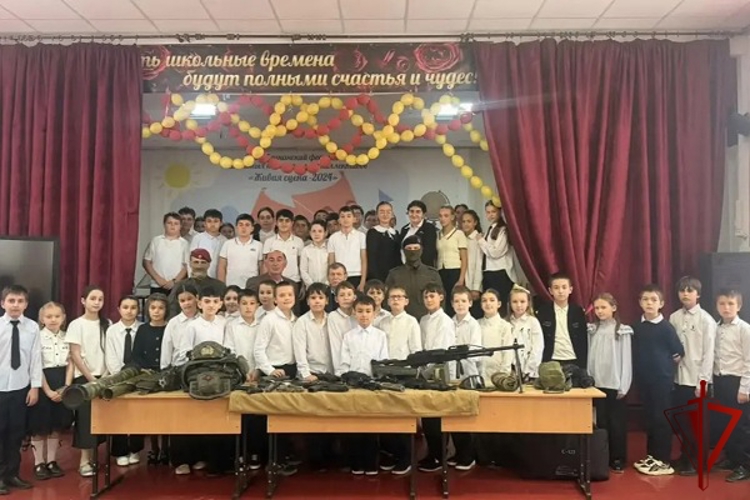 Сотрудники СОБР «Клинок» Росгвардии провели «Разговоры о важном» со школьниками Черкесска