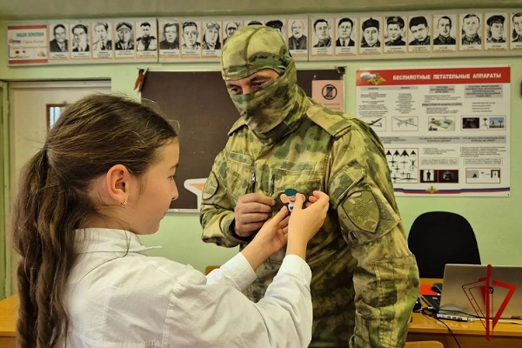 В Карачаево-Черкесии сотрудники ОМОН «Мустанг» провели патриотическую встречу с учащимися школы № 15 Черкесска