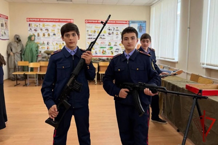 Ветеран Росгвардии провел познавательную беседу в учебно-методическом центре «Авангард» в Черкесске