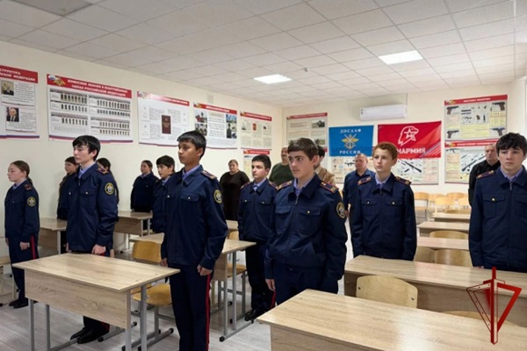 Ветеран Росгвардии провел познавательную беседу в учебно-методическом центре «Авангард» в Черкесске