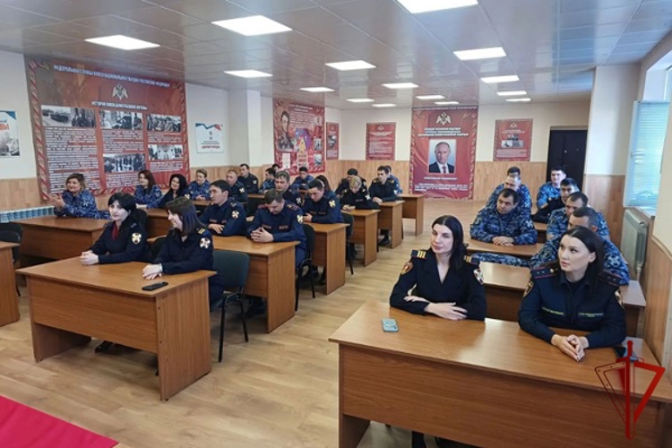 В Карачаево-Черкесии сотрудников вневедомственной охраны Росгвардии поздравили с профессиональным праздником